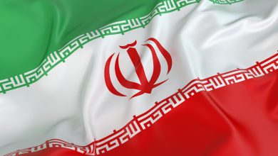 اهتزاز بزرگترین پرچم ایران