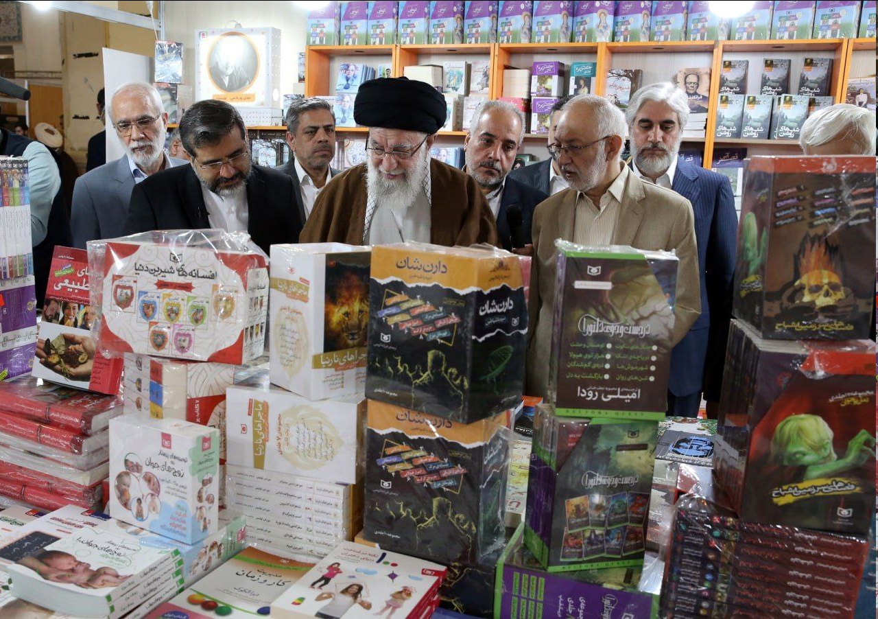 بازدید رهبر انقلاب از نمایشگاه کتاب تهران